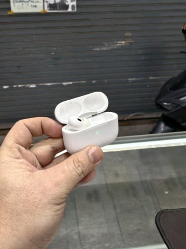 Airpods Pro 2 Type C មួយទឹកស្អាត ថ្មកាន់ល្អ នៅតែប្រអប់នឹងចំហៀងឆ្វេង បាត់មួយចាំហៀងស្តាំ