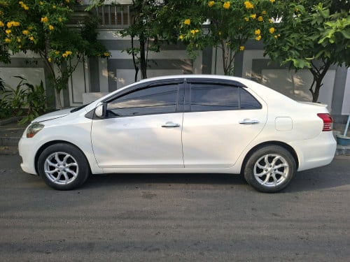 Toyota Yaris 07 color white 2BD: