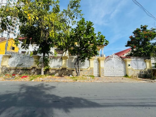 Villa 7 Bedrooms For Rent In Toul Kork Area Very Good For Lving and Office.