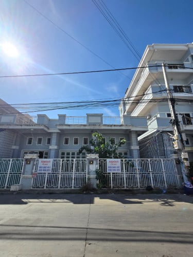 ផ្ទះលក់បុរីឡាយគង់ ផ្លូវមេចូលបុរី