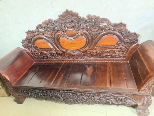 សាឡុនឹងតុធ្វើពីប៉េងសុទ្ធ