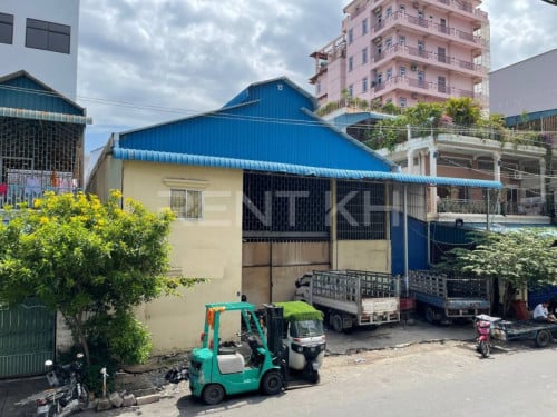 ឃ្លាំងសំរាប់ជួលនៅសង្កាតទួលស្វាយព្រៃ