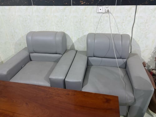 សាឡុតមួយឈុត មានតុ ទឹមតែទិញ ចង្អៀតអត់កន្លែងទុក 120$