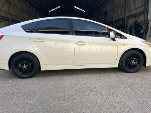 ឡានលក់PRIUS2013អុកសិន២ហ្សិនមួយជុំនឃ្មុំហ្សិន