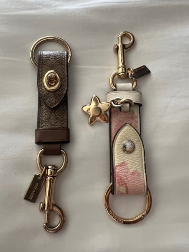 បណ្តោង​ សោ​ប្រេន​🫰🏼COACH Coach Keychain Trigger Snap Bag Charm Pink Strap