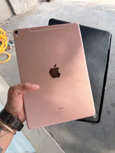 IPad Pro 10.5 សាណុំសុីន sim+wifi អេក្រង់ឡើងពណ៌ស្ព័រក្រហមដាក់ពណ៌ ខ្មៅមើលអត់ឃើញ ធានានៅ សំណុំទាំងអស់