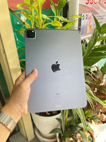 iPad Pro M1 11’ inch 256GB WiFi 99% ស្អាតសំនុំទាំងអស់តម្លៃល្អ