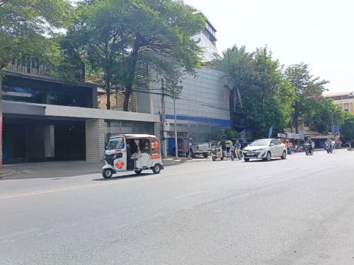 Shophouse for Lease on Business area for Showroom_ ផ្ទះសម្រាប់ជួលផ្លូវធំ