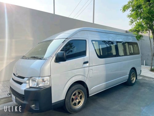 Toyota hiace 11 seat