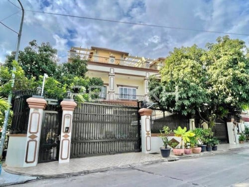 Villa for rent at ToulKork 11 bedroom