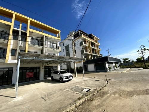 ផ្ទះកែង២ល្វែងលក់ព្រលានថ្មី