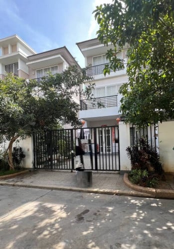 វីឡាភ្លោះជួលសម្រាប់ជួលនៅបុរីប៉េងហួត ជិតអ៉ីអន (សម្ភារះពេញ)