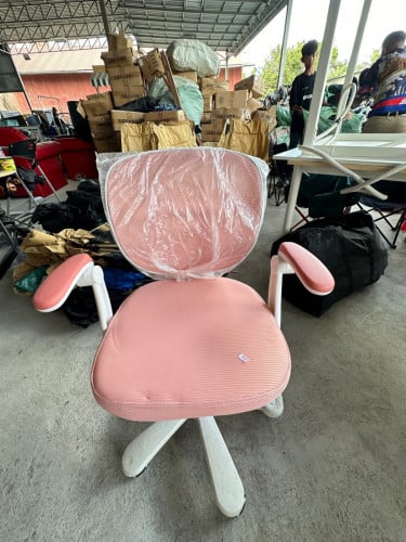 កៅអីថ្មី