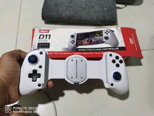 ដៃហ្គេម D11S មានកង្ហាត្រជាក់នៅខាងក្រោយ ស្អាត99%