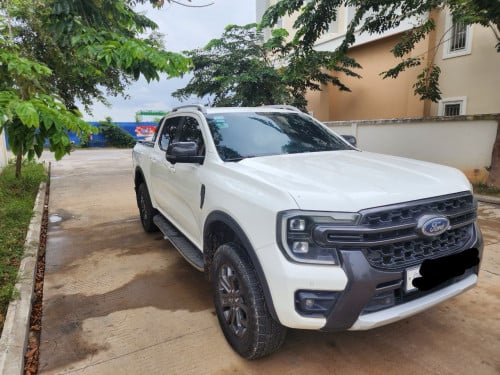 ឡានលក់បន្ទាន់​ Ford Wildtrak 2023 សល់​ Warranty 2 years