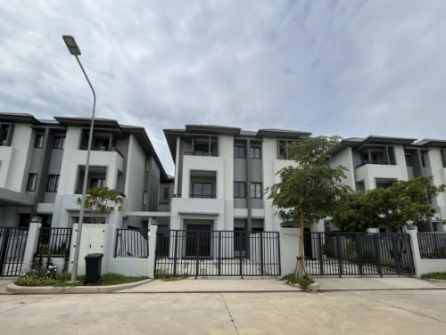 💥ផ្ទះវីឡាភ្លោះ សម្រាប់លក់ តម្លៃល្អ នៅក្នុងបុរី ជីប ម៉ុង 50m ផ្លូវព្រៃសរ