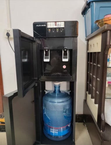Hot and cold water dispenser