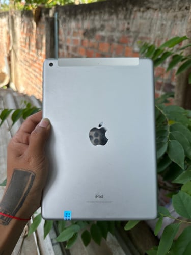 iPad 6th 32g មានស្កេនអេក្រង់សុីនអត់ជាប់ដាក់សុីមបានលក់តម្លៃមហាធូរ75$ដាច់អត់ចុះទេ