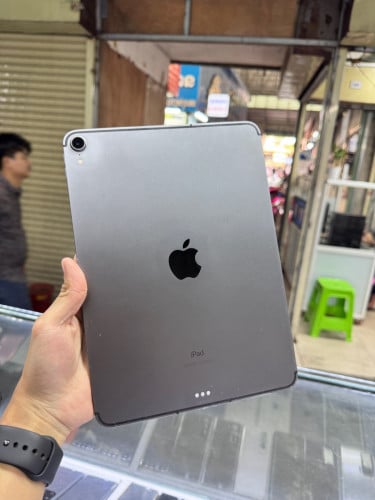 iPad Pro 11 inch 2018 64G Sim WiFi សានុំស្រុីន ស្ព័រអេក្រង់ មានខេស