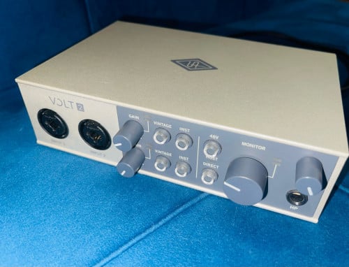 SoundCard Volt2 Studio Pack មួយទឹក96ភាគរយ នៅសល់ប្រអប់ Freeជើងទ្រ