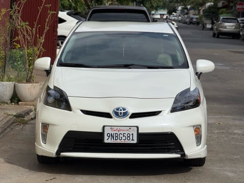 Toyota Prius Performance 012 ក្នុងលឿង​ ឡានកាលី​