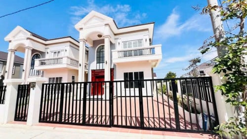 វីឡាទោលក្នុងក្រុងប្លង់រឹង