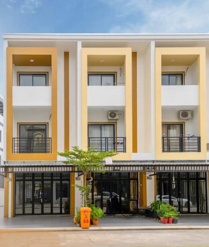 ផ្ទះល្វែងកូនកាត់លក់បន្ទាន់ នៅក្នុងបុរីប៊ុនលី មានសួនច្បារធំទូលាយ និងសួនកុមារ