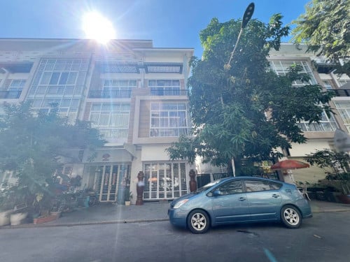 ផ្ទះអាជីវកម្ម សម្រាប់ជួលឬលក់នៅបុរីប៉េងហួត បឹងស្នោរ