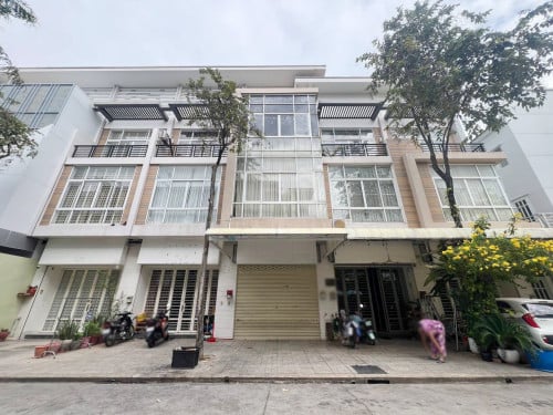 ផ្ទះអាជីវកម្ម សម្រាប់ជួល ក្នុងបុរីប៉េងហួតបឹងស្នោរ