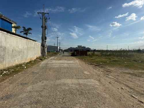 ដីកែងលក់ចុះពីផ្លូវឃ្មួញតែ100m