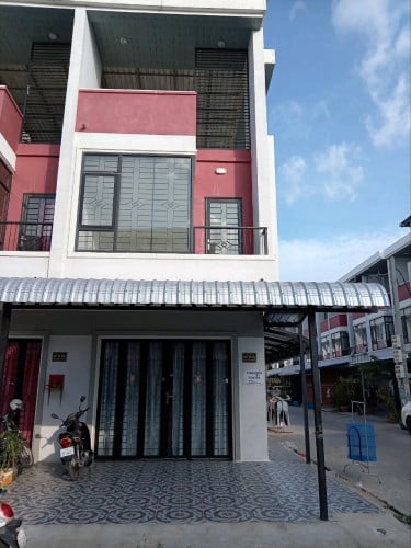 ផ្ទះកែងមាន2បន្ទប់គេងនឹង3បន្ទប់ទឹកអាចប្រកអាជីវកម្មបានគ្រប់មុខត្រូវការលក់បន្ទាន់