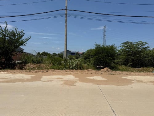 ដីលក់ជាប់ផ្លូវ3នៅក្រោយវត្តក្រាំងធ្នង់