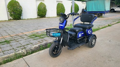 កង់បីអាគុយ មូយទឹកស្អាត90% ធានាលើអាគុយ នឹងសេវាជួសជុល