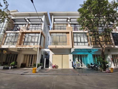 ផ្ទះអាជីវកម្ម(សល់ដីចំហៀង)សម្រាប់ជួល | Shophouse for Rent