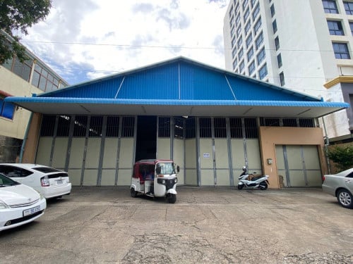 🔰ឃ្លាំងអាជីវកម្មសំរាប់ជួលនៅផ្លូវធំ ជិតផ្សាដេប៉ូ ខណ្ឌ៧មករា ។