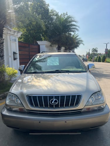 Lexus 300ប៉ុង1ឆ្នាំ2002 ស្អាតខ្លាំងលក់$11000ចរចារ