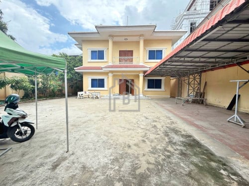 Spacious Villa 6 Rooms for RENT in Sen Sok Area