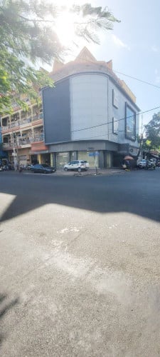 ផ្ទះអាជីវកម្មកែងផ្លូវធំដាក់ជួលម្ដុំផ្សារដេប៉ូ