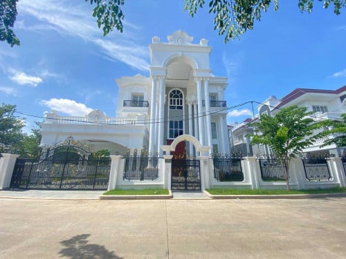 វីឡាឃីងកែងនៅលើផ្លូវសួន សម្រាប់លក់នៅបុរីភ្នំពេញថ្មីអេលីតផាក2​ សង្កាត់ក្រាំងធ្នង់ ខណ្ឌសែនសុខ