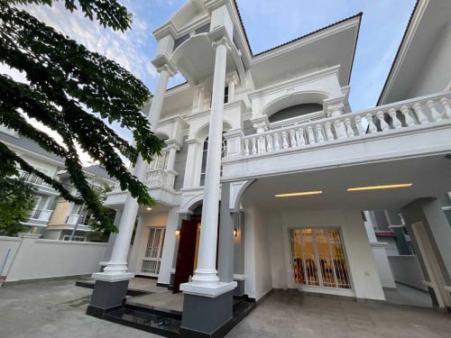 វីឡាឃ្វីនកែងសម្រាប់លក់ នៅបុរីភ្នំពេញថ្មីអេលីតផាក2