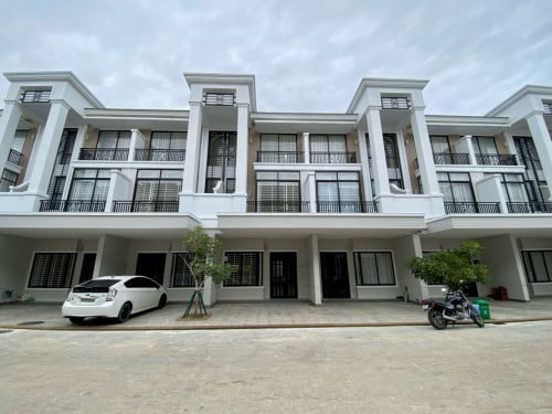 វីឡាកូនកាត់ LA លក់បន្ទាន់ នៅបុរី ប៉េងហួត បឹងស្នោរ គម្រោងអេកូឌែលតា