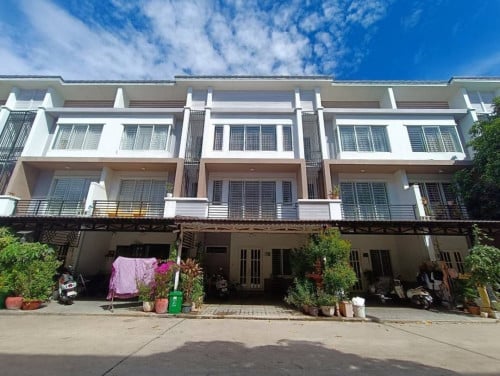 វីឡាកូនកាត់ LC2 លក់បន្ទាន់ នៅក្នុងបុរីប៉េងហួតបឹងស្នោរ