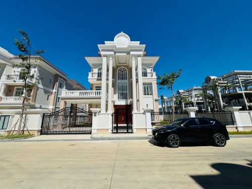 🏘 វីឡាឃ្វីន កែង (Queen) ក្នុងបុរី ហ្គាឌិន ស៊ីធី អូឡាំពិកវីឡា