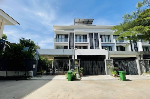 🏡វីឡា សល់ដីចំហៀង ធំទូលាយ កូនកាត់ LA សម្រាប់លក់នៅ The wood
