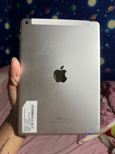 មួយដេីមនេះខ្ចីញ៉េញលិតបាន😋iPad 6th 32g sim/wifi ស្នុំសុីនមានស្កេនថ្មកាន់អត់ជាប់iCloud តម្លៃ85$ដាច់