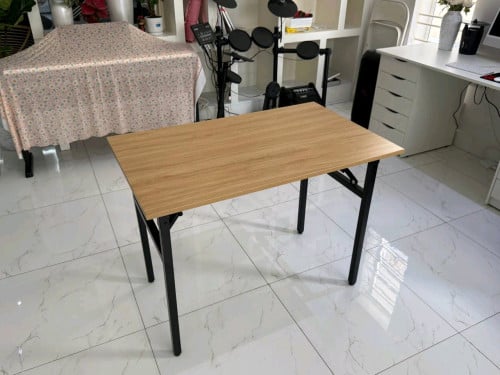 Folding table