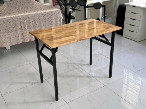 Folding table