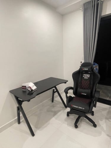 Gaming set ( table + chairs)