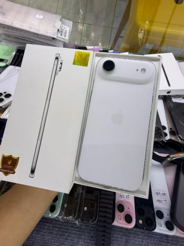iPhone 17 Ari 256GB នៅធានា ២ឆ្នាំ ( look like new) 99.99%
