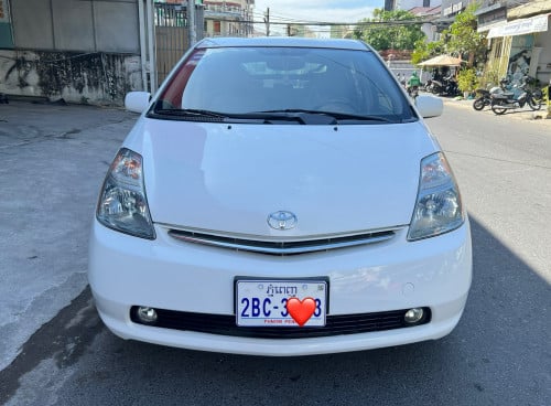 Prius 2005 white half full